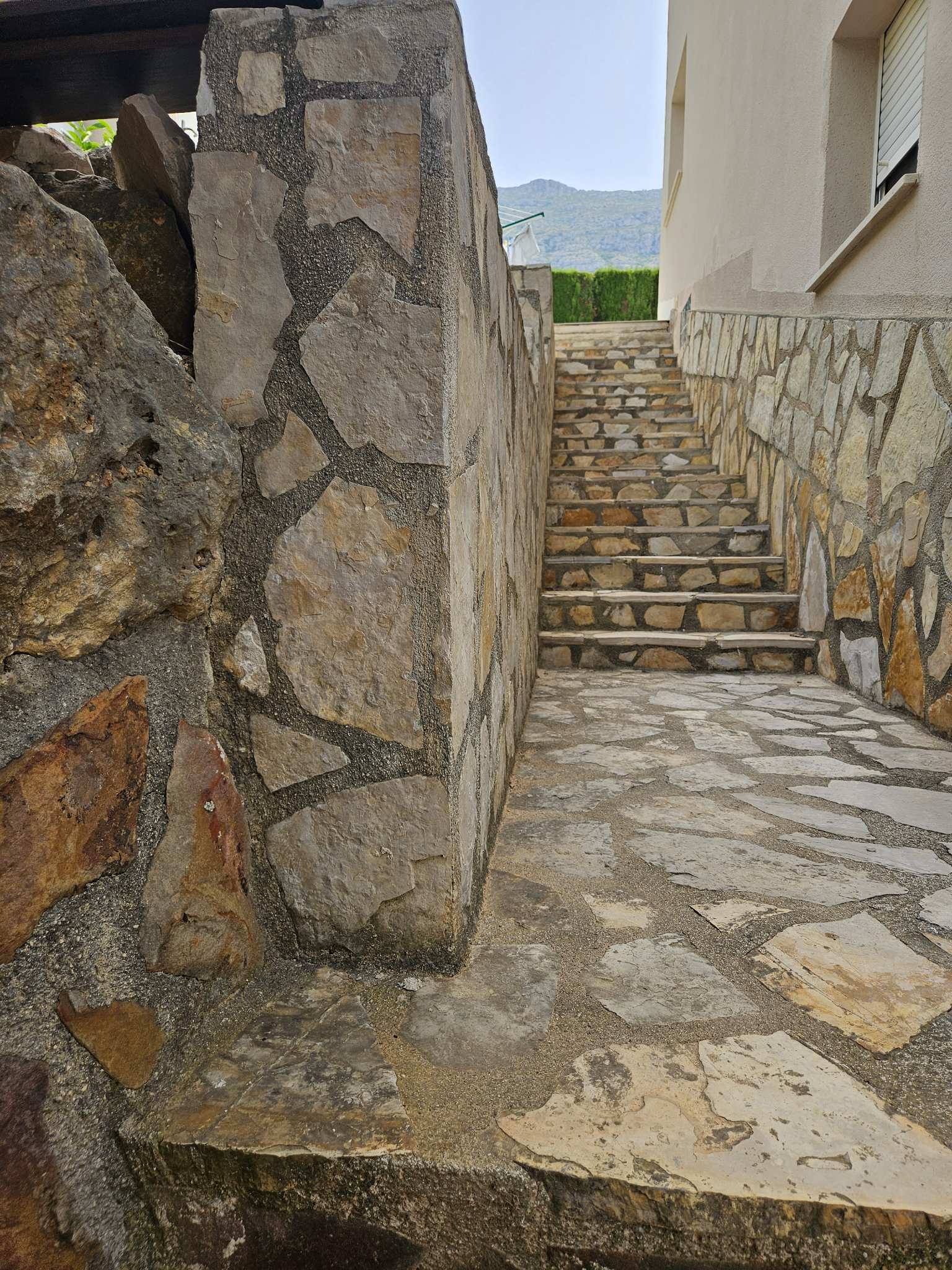 Steintreppe im Außenbereich der Villa